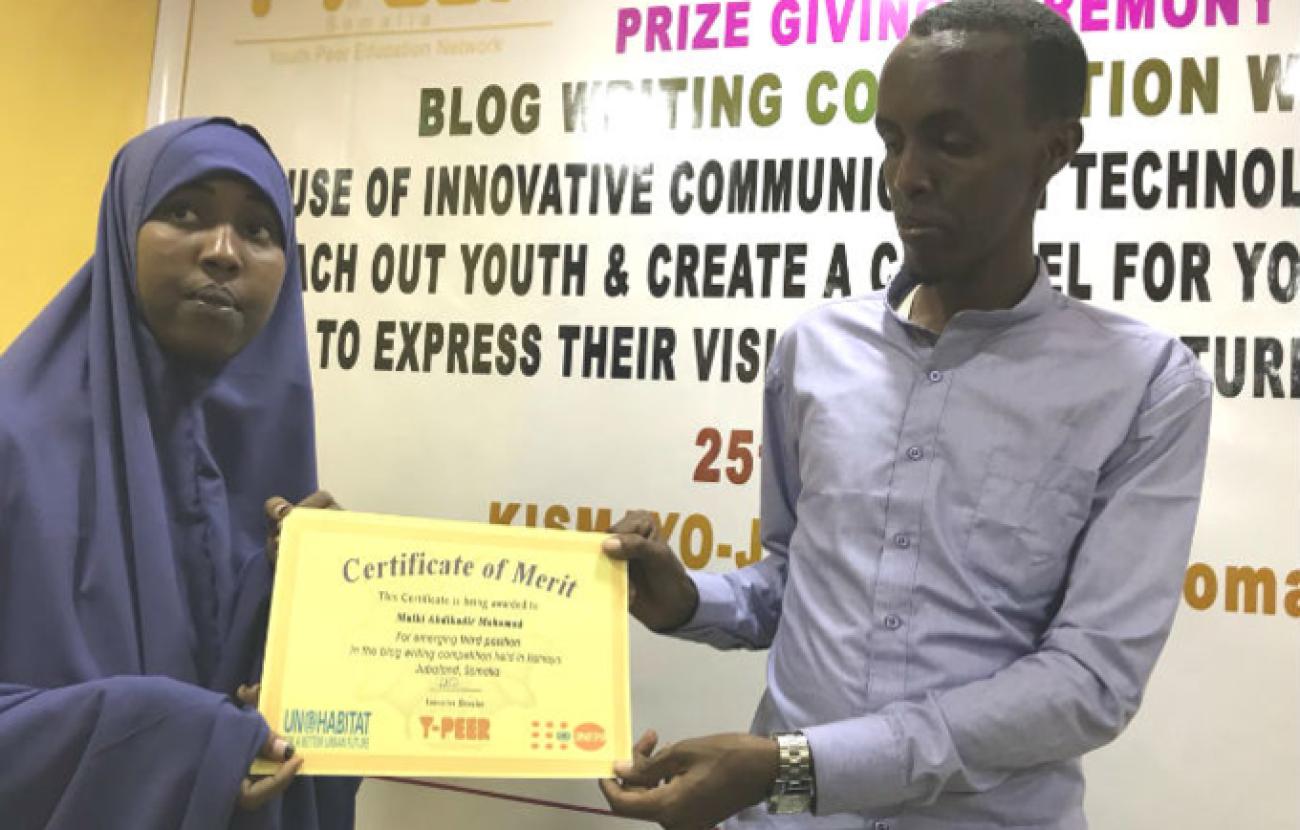 Ms. Mulki Abdiqadir Mohamed receives her certificate